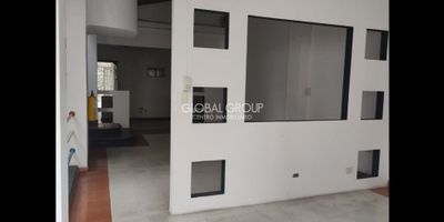 Se vende casa de tres plantas para oficinas. Primera planta consta de recepción, salón, cocineta, comedor, depósito, baños y mezanine que se puede usar como archivo. La segunda planta tiene espacio para otra recepción, salón con división, 2 oficinas amplias y baño. El tercer piso cuenta con 2 oficinas, balcón hacia la Av Colombia y baños. Ideal para restaurante u hostal. Arriendo $850.000.000 negociables, como parte de pago se recibe apartamento de menor valor en el Oeste. 
