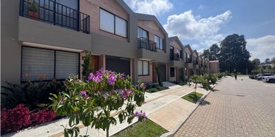 Casa en renta!

Hermosa casa con excelente ubicación, cuenta con 4 habitaciones, 5 baños, sala, cocina, balcón, patio y parqueadero.

Contactanos y agenda tu visita hoy mismo! 
