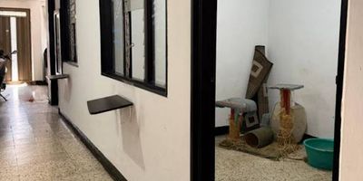 Casa en venta en la Estrella, se encuentra a una cuadra del parque principal, son 60 m2 distribuidos en 3 alcobas, 2 baños cocina semi integral abierta, patio independiente con zona de lavado, sala comedor amplia, muy fresca  e iluminada, para mas información comunícate con nosotros, llama ahora.