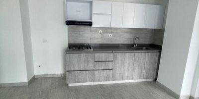 Apartamento con excelentes acabados modernos, ubicado en el sector de Aves maría, Sabaneta(Ant); este inmueble ofrece una buena iluminación y cómodos espacios. Su excelente ubicación garantiza un sector tranquilo, con cercanía a varios puntos de interés y con buenas vías de acceso, cerca al Mall de Messantia y al Centro comercial Aves María.
Esta dividido en 2 alcobas, 2 closets, 2 baños, sala comedor, cocina integral, balcón, zona de ropas y parqueadero cubierto para carro Si estás interesado, no dudes en contactarnos para brindarte una asesoría personalizada. Llámanos o escríbenos al 3104289911. ¡Estaremos encantados de atenderte!