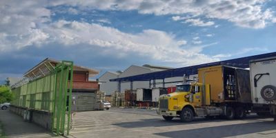 SE ARRIENDA o VENDE  LOTE CON OFICINAS Y PATIO EN PARQUE INDUSTRIAL  EN LA VIA CALI - YUMBO, a 3 Minutos de la Glorieta de Sameco, fácil Acceso, Transporte Público, en la Mejor Zona Industrial, cerca al Centro de Eventos Valle del Pacífico, altura primer piso  2,75 metros  altura segundo piso al cielo raso 2,4 metros, salón para adecuar 10 puestos de trabajo, área total construida 372 metros cuadrados piso cerámica y ladrillo limpio baños bien acabados, piso patio en 15 centímetros de espesor, canales centrales desagüe, trampa de grasa, energía 110 y 220 transformador 150 KVA.

Canon de Arrendamiento $36.000.000 + IVA
