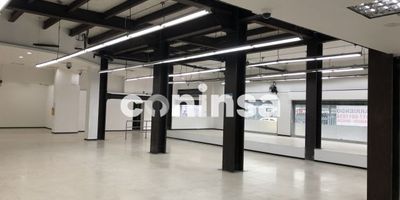Local en arriendo en Bogotá, ubicado en el reconocido barrio Las Nieves, cerca del Centro Internacional. Este amplio local comercial de 918 m² cuenta con 2 baños y 1 parqueadero, ideal para diversos negocios en Cundinamarca. El inmueble, con estrato 4, ofrece vigilancia para mayor seguridad. Su excelente ubicación en la CR 10 24 62 LC 8, en el Edificio Residencias Colon, facilita el acceso y visibilidad. El canon de arriendo es de $29,500,000. Una oportunidad para establecer su negocio en una zona estratégica de Bogotá. Para más detalles, utilice las opciones de whatsapp, quiero que me contacten o ver teléfonos.