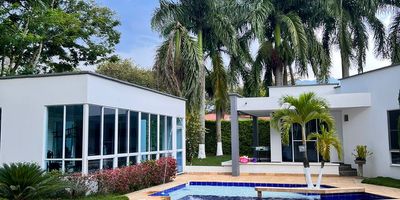 Espectacular casa en venta en Condominio campestre La Morada, Etapa 1 y 2, ubicada en la recta Cali - Jamundi, Lote de 1.500m2, construidos 500m2, de 1 solo piso, zona social privada con piscinas, zona BBQ, bar, sala de star, terrazas para juegos infantiles, gimnasio, sala de cine, zonas verdes, jardines, amplia sala comedor, baño social, cocina integral tipo americano, cuarto de servicio con baño, zona de oficios, sala de tv, estudio, 4 habitaciones con vista a zona social,  de la cuales 3 tienen baño y aire acondicionado, la ppal con doble vestier, otra sala o habitacion, parqueadero cubierto para 4 vehiculos y descubierto para 6 mas. Todos los espacion son amplios y confortables. El condominio tiene porteria, vigilancia, senderos, bosques nativos. Papeles al día.