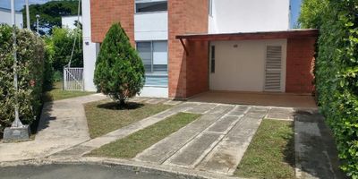 Hermosa casa en Condominio campestre La Morada, lote de 300 m2, costruidos 220 m2, doble porteria, vigilancia, zonas comunes con piscinas, salon social, juegos infantiles, senderos, zonas verdes, canchas multiples, turco, gimnasio, administracion $432.000=. Primer piso: Ante jardin, parqueadero para 3 carros, amplia sala comedor con terraza hacia amplia zona verde interna, zona BBQ,  cocina integral con gas domiciliario, zona de oficios, cuarto de servicio con baño, sala de tv.  Segundo piso: Estudio o sala de tv, 3 amplias habitaciones cada una con baño y closets,  la ppal con vestier, closet de lindos, Iluminada, ventilada, pisos en porcelanato, papeles al dia. Disfruta de la tranquilidad del campo con espacios muy confortables.