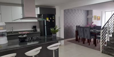 Descubre esta espectacular casa en valle del Lili, con 240 mts construidos , en un terreno de 160 m2 , esta propiedad ofrece un diseño moderno, y funcional, ideal para quienes buscan confort y exclusividad.  Las Caracteristicas mas destacadas son : 
Amplia cocina americana de concepto abierto , perfecta para compartir en familia, jacuzzi, 5 baños modernos con excelentes acabados , espacios remodelados y acabados , garantizando amplitud en cada rincon .
Ubicada en las zonas más exclusivas y de alta valorización, cerca a centros comerciales , supermercados y vias principales.  ! tu hogar ideal te espera!