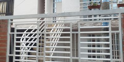 Descubre esta impresionante casa con 5 habitaciones y 3 baños en una ubicación privilegiada. Con 67 metros cuadrados de espacio, este hogar ofrece comodidad y elegancia en cada rincón. Disfruta de amplias áreas sociales y privadas, perfectas para el entretenimiento y la relajación. Con una arquitectura moderna y acabados de alta calidad, esta propiedad es ideal para quienes buscan un estilo de vida sofisticado. ¡No pierdas la oportunidad de hacer de esta casa tu nuevo hogar! Katalina cardona 3008009649