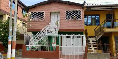 Descubre esta encantadora casa con 3 habitaciones y 1 baño en . Con una extensión de 132 metros cuadrados, este hogar ofrece un espacio acogedor y funcional para toda la familia. Su diseño interior combina elegancia y comodidad, creando un ambiente ideal para crear inolvidables momentos. Además, su ubicación privilegiada brinda fácil acceso a servicios y áreas de recreación. ¡Haz de esta casa tu nuevo hogar y comienza a vivir la vida que siempre has soñado!