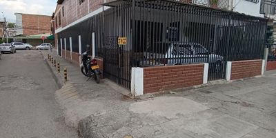 VENTA: casa en los guayacanes dos niveles totalmente independientes vehicular. primer nivel con anta jardin completamente cerrado con parqueadero cubierto, sala, comedor, cocina, zona de ropas, tres habitaciones con closet, dos baños completos. segundo nivel con balcon, parqueadero interno, sala, comedor, cocina, zona de ropas, tres habitaciones con closet,, dos baños completos. INFO: 3112405041 JOHN JAIRO MONTOYA