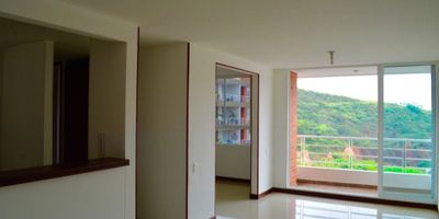 ALQUILO APARTAMENTO EXCELENTE VISTA, consta de 2 habitaciones la principal con baño, cocina tipo americana , estudio, zonas sociales muy completas, piscina, gym, parque de niños, 1 parqueadero cubierto. mayor info: JOHN JAIRO VELASQUEZ