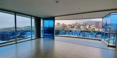 ALQUILO  APARTAMENTO con 3 habitaciones, 3 baños vestier y 3 parqueaderos en una ubicación privilegiada. Con 225 metros cuadrados de elegancia y comodidad, este inmueble es ideal para quienes buscan un estilo de vida sofisticado. No pierdas la oportunidad de vivir en este espacio único. ¡Contáctanos ahora para más información! John Jairo Velasquez Numero 3176485538.