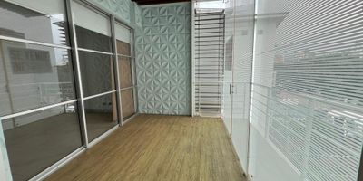 VENDO apartamento en ciudad jardín. Consta de sala comedor, balcón, cocina integral, terraza, baño social, 2 habitaciones con baño, cuarto o estudio con baño, cuarto de aseo, parqueadero doble, zona social en sexto piso y piscina en séptimo piso Info: Edwin Salazar 3118417314 - 315892462