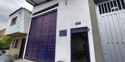 ALQUILO Bodega sector muy comercial barrio porvenir, puerta 3.50m de frente x 4.20, Interior 28m fondo x 5.50 ancho, altura 6.50 .Info Edwin Salazar 3158902462 - 3118417314