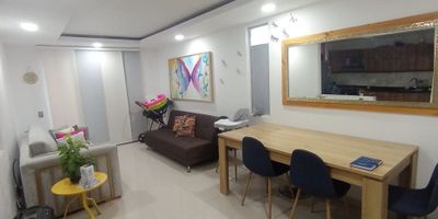 En venta, se encuentra una hermosa casa ubicada en una zona privilegiada. Con una superficie de 120 metros cuadrados, esta propiedad cuenta con 3 habitaciones y 3 baños, brindando un espacio cómodo y funcional para toda la familia. Además, dispone de 1 parqueadero para mayor comodidad.
Esta casa destaca por su diseño moderno y elegante, con acabados de alta calidad que le dan un toque sofisticado. Sus amplios espacios interiores permiten una distribución óptima, brindando una sensación de amplitud y luminosidad en cada rincón.
La ubicación estratégica de esta propiedad garantiza fácil acceso a servicios y comodidades, como centros comerciales, colegios y áreas verdes. Además, cuenta con excelentes vías de comunicación que facilitan el desplazamiento hacia diferentes puntos de la ciudad.
Si estás buscando una casa que combine estilo, comodidad y ubicación privilegiada, esta es tu oportunidad. No pierdas la oportunidad de adquirir esta propiedad única INFO FERNANDA 3188759735