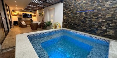 Casa de tres pisos totalmente terminada  en  las Mercedes  11 de frente *20 de fondo Consta de sala comedor, comedor auxiliar, cocina integral  , cinco alcobas , estudio , 5 baños, alcoba de servicio con baño, parqueadero para 2 vehículos y piscina propia. El conjunto cuenta con salón comunal, piscina para adultos y niños, zonas verdes, parque infantil, canchas deportivas, parqueadero para visitantes. Mas información Edwin Salazar 3118417314 - 3158906462