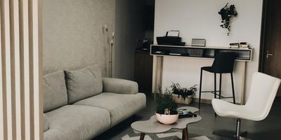 Oficina en Venta en unidad cerrada en Los Alpes cerca a rutas de transporte publico y servicios complementarios de la zona, cuenta con ventilación e iluminación natural, con un espacio y un baño, cocineta, pisos en cerámica, aire acondicionado, un parqueadero cubierto, cableado red, techo cielorraso, planta eléctrica, circuito cerrado de tv y vigilancia las 24 Horas. Inmuebles sujetos a verificación de disponibilidad.
