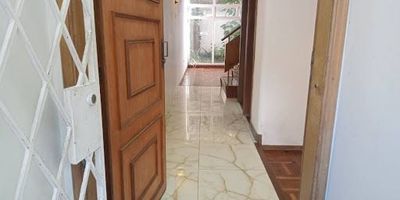 Bonita Casa en arriendo barrio Bellavista Rosales, estrato 6, área 318 mts2, consta de cuatro habitaciones, un estudio, sala comedor independiente, garaje para 3 vehículos, ubicada detrás del castillo del Mono Osorio