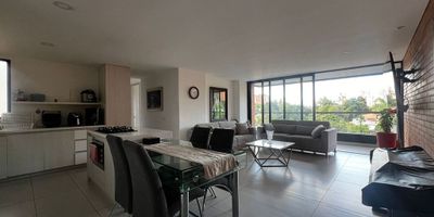 Apartamento en venta en unidad cerrada zona residencial cerca a centros comerciales, restaurantes, supermercados y servicios complementarios. Piso en porcelanato, sala comedor, 3 alcobas con baño en la principal, cocina integral abierta tipo americano, balcon y parqueaderos independientes cubiertos . Conjunto cerrado con ascensor, piscina, salon comunal, parques infantiles, zonas verdes, vigilancia 24 hrs, y circuito cerrado de tv. Inmuebles sujetos a verificación de disponibilidad.
