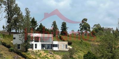 Hermosa casa campestre en venta con excelente ubicación, en Guarne a tan solo 5 minutos de la autopista Med- Bogotá.Parcelación en desarrollo con alto potencial de valorización, la casa consta de dos niveles, con un área construida de 270mts,sobre un terreno de 2.500 m2, 3 habitaciones, mas alcoba del servicio, 4 baños completos  y un baño social,  3 vestier, cocina abierta, estudio, cuarto de ropas, ventanales de piso a techo que brindan una excelente iluminación natural, cuarto útil parqueadero cubierto para 2 vehículos y para 5 descubiertos. el segundo piso tiene 2 cuartos en obra gris para que los puedas terminar a gusto propio.