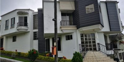 Ofrecemos esta megapropiedad como una gran oportunidad de inversión en zona de alta valorización en el municipio de Santa Rosa de Cabal. Este inmueble cuenta con un área de aproximadamente 300 mts2 y una distribución de espacios bien pensados. Amplia sala, comedor, estudio, 4 habitaciones, 1 habitación de servicio, 5 baños, 4 balcones, patio, zona de lavandería, jacuzzi, parqueadero amplio para 3 vehículos y puertas con chapas inteligentes. El condominio cuenta con cancha de futbol, baloncesto, parque, gimnasio y salón social.
