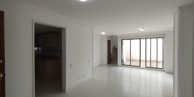 Apartamento en Arriendo Alamos en unidad cerrada ubicada en Álamos cerca avenida principal, supermercados de cadena, parque principal, centros comerciales, universidades, rutas de transporte publico y servicios complementarios. Cuenta con dos niveles amplios espacios, con salacomedor, pisos en Ceramica, cocina integral meson en granito, estufa y calentador a gas, tres habitaciones y tres baños, zona de ropas. Cuenta con remodelaciones en baños y pisos. La unidad cuenta  con parques infantiles y un parqueadero cubierto. vigilancia y portería las 24 horas. Inmuebles sujetos a verificación de disponibilidad.

