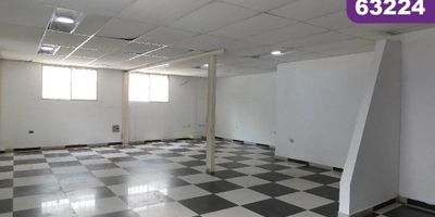 Bodega en arriendo, ubicada en parque industrial sobre una de las vías más importantes de la Ciudad de Barranquilla, excelente sector por su ubicación estratégica y comunicación con otras zonas del departamento y del país, de fácil acceso vehicular para camiones y tracto mulas, amplias rutas de buses y cerca de grandes empresas nacionales e internacionales. La bodega cuenta con un área lote aproximada de 982.12 m2, distribuidos de la siguiente manera: 608 M2 área de almacenamiento, 268 M2 área de oficinas. El parque cuenta con seguridad privada, circuito cerrado de tv, parqueaderos para visitantes.