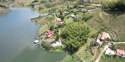 LOTE PARA LA VENTA O PERMUTA  CON ACCESO Al EMBALSE Y  VISTA A LA PIEDRA ubicada a 7 minutos de la Réplica del Viejo Peñol, en la Vereda el Salto. El lote es apto para proyecto turístico de hotel, cabañas o casa de campo, Está ubicado entre 2 zonas, rural y suburbana, tiene una parte que se puede construir el 15 % y otra el 30% de índice de ocupación. 
El lote tiene un área por escritura de 9.021 mts2, en catastro recién actualizado mide 10.143 m2.