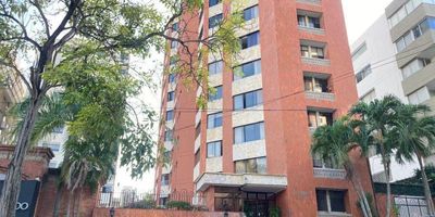 Financar Inmobiliaria presenta una excelente oportunidad para que disfrute de la comodidad y el estilo de vida que siempre ha soñado. Este apartamento amoblado Recien  remodelado , ideal para estrenar, le ofrece un ambiente moderno y funcional con tres espaciosas habitaciones y dos baños, pensados ​​para brindar el máximo confort a su familia. Equipado con aire acondicionado para su comodidad en todo momento, además de cortinas blackout que garantizan privacidad.

La distribución de los espacios es ideal para disfrutar de momentos en familia o con amigos, con una amplia sala comedor que se conecta a una elegante cocina integral tipo americana, perfecta para quienes buscan funcionalidad y diseño en su hogar.
Con el servicio profesional y comprometido de Financar Inmobiliaria, encontrar su nuevo hogar nunca fue tan fácil. Estamos para acompañarlo en cada paso del proceso, asegurándonos de que este apartamento se convertirá en el lugar ideal para usted y los suyos. No deje pasar esta