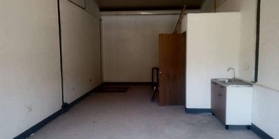 Bodega o local independiente en arriendo cerca a vias principales, rutas de transporte publicos, cercano al metro, centro comerciales, supermercados, parque y servicios complementarios del sector. Piso en mortero y baldosa, 2 espacios, 2 niveles, baño privado, cocineta, mezanine, piso reforzado de 6T, energia trifasica, KVA 30, transformador, altura interna de 4M. Inmuebles sujetos a verificación de disponibilidad.
