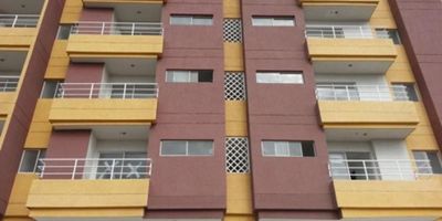 CÓMODO APARTAMENTO EN BUEN ESTADO, CUENTA CON COCINA INTEGRAL, ZONA DE LABORES, BALCÓN, BUENA UBICACIÓN, CERCA A SUPERMERCADOS.