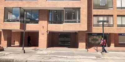 EXCELENTE OFICINA  ILUMINADA, LUZ NATURAL, CON VISTA  EXTERIOR, EN PLENO CORAZON DEL SECTOR TECNONOGICO DEL LAGO CERCA AVENIDAS PRINCIPALES,  PUERTA DE SEGURIDAD EN VIDRIO TEMPLADO, COCINETA, BAÑO PRIVADO, CITOFONO, CERRADURIA DE SEGURIDAD,  ESQUINERA, NO TIENE GARAJES PERO EN SECTOR HAY FACILIDAD DE ALQUILER IDEAL POR SU CERCANIA A ESTACION DE TRANSMILENIO Y LA AV 15, JUNTO A UNIVERSIDADES RECONOCIDAS, Y NOTARIAS.