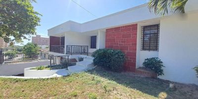 Casa comercial de 450 m2 en lote y 350 m2 construidos, consta de sala, comedor, estudio, cocina semi-integral, cuarto y baño de servicio, patio, cuatro habitaciones, tres baños, cuatro garajes (dos cubiertos y dos descubiertos), pisos de baldosa antigua, excelente ubicación al norte, cerca de Sao de la 53, barrio el Tabor.