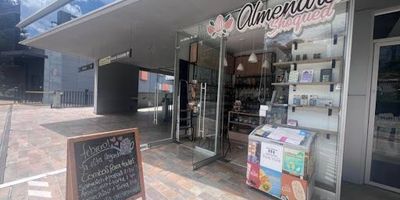 Local en venta Poblado, Manila. Ubicado en un moderno y lujoso edificio del poblado y en una zona muy estratégica y privilegiada de esa zona. Situado a una cuadra de la avenida principal y con fácil acceso y salida hacia cualquier sitio de la ciudad.