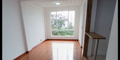 ? Apartamento en Venta en Panorama, Manizales | ? Tranquilidad y Comodidad

Vive en un conjunto cerrado en una zona tranquila, con excelente acceso al transporte y a las principales comodidades urbanas. Con 75 m² de área privada, este apartamento es ideal para quienes buscan un hogar acogedor y funcional.

?️ Espacios Bien Distribuidos: Cuenta con 3 habitaciones con armarios empotrados, ofreciendo almacenamiento y comodidad para toda la familia.

? Comodidad y Estilo: Dispone de 1 baño auxiliar, suelo en cerámica/mármol y un diseño reformado que brinda modernidad y confort.

?️ Cocina Moderna: Equipada con barra estilo americano, perfecta para disfrutar momentos en familia o con amigos.

? Zonas Comunes y Seguridad:


 Urbanización cerrada con vigilancia.
 Parqueadero para visitantes.
 Área social y sala de usos múltiples.
 Zona BBQ y cancha de fútbol.


? Ubicación Estratégica: Cerca de la zona urbana y con fácil acceso a transporte público y vías pavimentadas.

? Pet Friendly: ¡Tus mascotas son bienvenidas en este hogar!

Un lugar perfecto para vivir con tranquilidad y comodidad. ¡Contáctanos y agenda tu visita! ?


