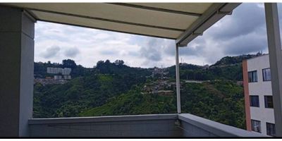 ? Apartamento en Venta en Villamaría, Caldas | ? Vista Espectacular

Disfruta de un hogar con 80 m² de área privada, ubicado en una zona tranquila y con fácil acceso al transporte. Su terraza con vista panorámica lo convierte en el lugar ideal para relajarte y disfrutar del paisaje.

?️ Espacios Amplios: Cuenta con 3 habitaciones, perfectas para la familia o para quienes buscan comodidad y amplitud.

? Diseño Funcional: Dispone de 1 baño, suelo en cerámica/mármol y una distribución que optimiza cada espacio.

? Conexión con el Exterior: Su balcón y terraza permiten disfrutar del aire fresco y una vista espectacular.

? Ubicación y Servicios:


 Acceso pavimentado y transporte público cercano.
 Servicios de agua, electricidad y video por cable.
 Vigilancia para mayor seguridad.


? Pet Friendly: ¡Tus mascotas son bienvenidas!

Un apartamento con excelente ubicación y espacios ideales para el día a día. ¡Agenda tu visita y conócelo! ?


