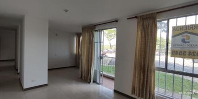 Apartamento 1 piso de Área 62 Metros. 2 Alcobas, la Ppal. con Baño y Closet. La Alcoba Auxiliar con Closet. Estudio o Estar de TV. Sala Comedor. Balcón. Cocina Integral a Gas y Zona de Oficios con Calentador a Gas. Pisos en Cerámica y Cuenta con Cortinas en todas las Ventanas. Parqueadero Propio para Carro y Moto Descubierto.
La Unidad Cuenta con Portería 24 Horas, Piscina, Zonas Verdes, Juegos Infantiles Y Cancha Múltiple. Excelentes Acabados e Ideal para Personas que no Requieren Subir Gradas. Se Permite la Tenencia de Mascotas.
Mi nombre es Milton Galindo Asesor Comercial dela Inmobiliaria Saucedo y Saucedo con Numero Celular 3113432029.