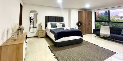 Bienvenidos a esta oportunidad de arrendar un hermoso apartaestudio tipo loft amoblado, cerca al estadio Atanasio Girardot, parques y restaurantes. Con 35m, este lindo apartaestudio cuenta con un espacio de sala y comedor, cocineta y su baño privado. El edificio cuenta con ascensor, espacio de lavandería compartida. Contáctanos hoy mismo para descubrir todas las posibilidades que esta propiedad tiene para ofrecer a tu empresa o negocio. 