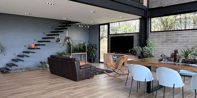 Casa en venta unidad cerrada ubicada sobre via principal con rutas de trasporte publico, cerca a colegio y estacion de servicio. Entorno totalmente campestre, muy tranquilo y de facil acceso. Piso en ceramica y madera laminado, 2 niveles, chimenea, sala y comedor independiente, estudio, 3 alcobas con baño en cada una, cocina integral abierta tipo americano, balcon, terraza, jardin y parqueaderos independientes descubiertos. Conjunto cerrado con Gym, sauna, turco, salon social, parque infantil, placa polideportiva, cancha de squash, vigilancia 24 horas, citofonia y circuito cerrado de tv.   Inmuebles sujetos a verificación de disponibilidad.
