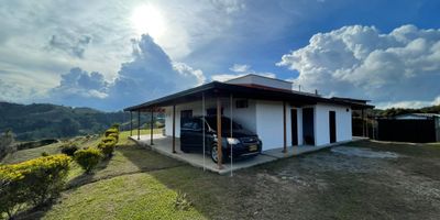 Hermosa finca campestre con un lote de 2.200 m² y una construcción de 190 m², ubicada en San Vicente Ferrer. Cuenta con 3 amplias habitaciones y 2 baños, ofreciendo un espacio cómodo y funcional. La propiedad se destaca por sus excelentes acabados, diseñados para brindar confort, y por una distribución inteligente que maximiza cada área, creando un ambiente armonioso y acogedor. ¡Una excelente opción para disfrutar de la tranquilidad y belleza del entorno!