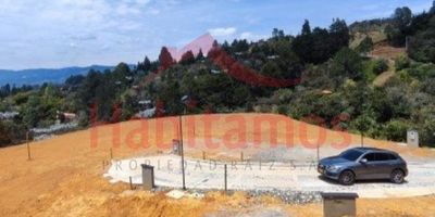 Hermoso terreno ubicado en la Vereda la Clara en Guarne Antioquia
Lote en condominio con un área 1975 m2 donde 418 m2 son doble nivel de explanación y un valor administración mensual Aprox 300.000
El condominio cuenta con comodidades como acometidas de agua, luz y ptar. Carretera, portón eléctrico, kiosko, senderos, un lugar lleno de naturaleza y aire puro.