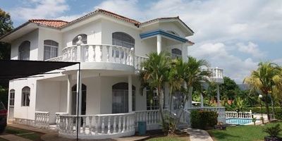 GEI. CALIFA TE OFRECE UNA OPORTUNIDAD ÚNICA: UNA ESPECTACULAR CASA CAMPESTRE UBICADA EN EL SECTOR DE CARMEN DE APICALÁ. ¿QUÉ INCLUYE? ¡TODO LO QUE NECESITAS PARA EL MÁXIMO DISFRUTE! PISCINA, JACUZZI, KIOSCO CON ZONA BBQ, SALÓN DE JUEGOS, GIMNASIO, CANCHAS MÚLTIPLES, ZONA DE SQUASH Y ÁREA INFANTIL. LA CASA CUENTA CON 4 HABITACIONES, 4 BAÑOS, SALA-COMEDOR, HALL, COCINA INTEGRAL ABIERTA Y ZONA DE ROPAS. PARA COMPLETAR, PARQUEADERO CON CAPACIDAD PARA 6 VEHÍCULOS. ¡NO DEJES PASAR ESTA OPORTUNIDAD DE ASEGURAR EL DESCANSO Y TRANQUILIDAD DE TU FAMILIA!