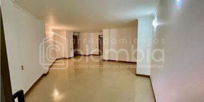 Apartamento en Venta en Bosques de Zúñiga - Envigado con 3 habitaciones, 3 baños, sala, comedor, estudio,cocina integral, red de gas natural y zona de ropas. Parqueadero doble y Cuarto útil. Área privada de 107Mts². 

Estrato 5.

Edificio con gran ubicación, zonas verdes y parqueaderos de visitantes. 

Zona residencial cercana a zonas comerciales, zonas verdes, colegios y con fácil acceso a transporte público.
