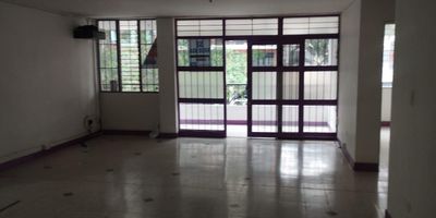 2 patios 8 habitaciones 3 baños 190 metros