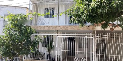 Bienvenido a la oportunidad de adquirir el hogar de sus sueños con Financar Inmobiliaria. Le presentamos esta encantadora casa duplex ubicada en el tranquilo y cotizado barrio los robles, un lugar perfecto para vivir con comodidad y cercanía a todo lo que necesita. Con amplios espacios y un diseño moderno, esta propiedad es ideal para quienes buscan un lugar cómodo y funcional para su familia.

La casa cuenta con 3 habitaciones, cada una diseñada para brindar confort y privacidad. Sus espacios sociales, como la sala y el comedor, ofrecen una atmósfera cálida y acogedora, perfecta para compartir momentos en familia o con amigos. La cocina está equipada con muebles modernos y funcionales, lo que hace que preparar sus platillos favoritos sea una experiencia agradable.