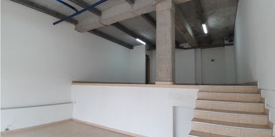 Si estás buscando un local en el hermoso municipio de La Ceja, Antioquia, esta opción te encantará. Con un área total de 81.15 M2, este local te ofrece un amplio espacio para que puedas desarrollar tu negocio de manera cómoda y funcional. Además, cuenta con un acceso pavimentado que permite una fácil conexión con la zona urbana, facilitando el flujo de clientes y visitantes.

Su ubicación en La Ceja, uno de los municipios más hermosos y prósperos de Antioquia, es ideal para aquellos que buscan un espacio para emprender o ampliar su negocio.

No pierdas la oportunidad de adquirir este local en una de las zonas más atractivas de Antioquia. Con todas estas características y una ubicación estratégica, seguro será una excelente inversión. 

¡Contáctanos hoy mismo para más información y agenda una visita!
