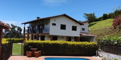 Finca en venta en Marinilla, vereda Belen, sector cimarronas, casa de aproximadamente 140 m2 con caballeriza de 48 m2, piscina, sauna, turco, jacuzzy, casa con sala comedor, 4 alcobas, 2 baños, zona de ropas, zonas verdes, agua propia , servicios.