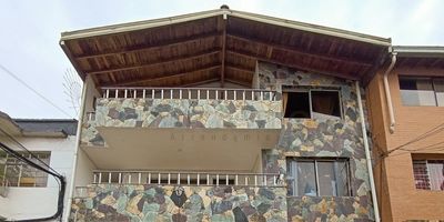 Agradable casa ubicada en el sector de Laureles, en la calle 35A, piso 2, tiene un área de 180 metros aproximadamente. El inmueble cuenta con: 5 alcobas, 4 baños cabinados, 5 closets, sala-comedor, cocina integral con red de gas, y piso en baldosa.
CANON VIVIENDA 4.500.000 CANON PARA OFICINAS 7.000.0000
Los datos de los inmuebles promocionados en la página web están sujetos a cambio y verificación de disponibilidad.