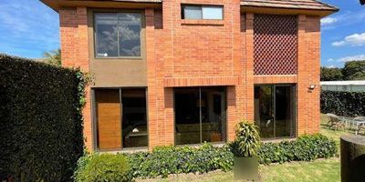 Espectacular casa en conjunto residencial ubicada en chia, cuenta con doscientos ochenta metros construida, y trecientos sesenta metros de lote, cuenta con tres niveles distribuidos de la siguiente manera: en el primer piso cuenta con sala comedor independiente, con salida al jardín, estudio cuarto y baño de servicio, cocina integral cerrada con zona de lavandería, bbq, parque infantil y garaje hasta para cuatro carros, en el segundo nivel cuenta con tres habitación con baño privado y closet, estudio, en el trecer piso cuenta con altillo,  