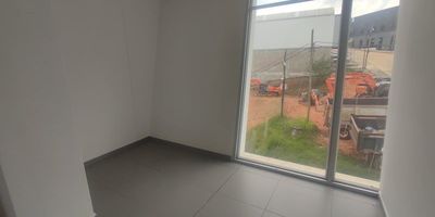 Arriendo oficina en sector de caldas, zona franca, con excelente transporte, alta seguridad en dicha unidad, especial para piedras preciosas, laboratorios.