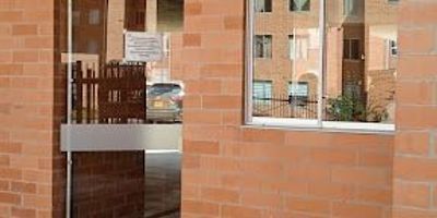 G.E.I. CALIFA  ARRIENDA ESPECTACULAR APARTAMENTO REMODELADO, EXCELENTE ILUMINACIÓN, AMPLIO, EL APARTAMENTO CUENTA CON 3 HABITACIONES, 2 BAÑOS, SALA - COMEDOR, ESTUDIO, COCINA INTEGRAL ABIERTA, ZONA DE ROPAS. SUPER BUENA UBICACION, TRANSPORTE CERCANO. CON SALIDA A LA VARIANTE MADRID O PUEBLO, UBICADO EN EL BARRIO SAN PEDRO, CONJUNTO RESIDENCIAL LA FINCA.