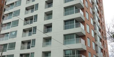 EXCELENTE APARTAMENTO, AMPLIO, FRESCO, COCINA INTEGRAL, LADO SOMBRA. EL EDIFICIO CUENTA CON PISCINA, SOLÁRIUM, GIMNASIO SALA DE TV, SAUNA, TURCO. BUENA UBICACIÓN, ZONA RESIDENCIAL, CERCA AL CENTRO COMERCIAL ÚNICO.